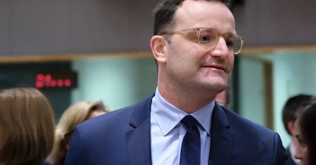 „Káže vodu, pije víno.“ Německý politik rezignoval po kauze s náhradní matkou