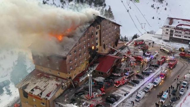 Turchia, incendio in un hotel in stazione sciistica: almeno 10 morti e 32 feriti