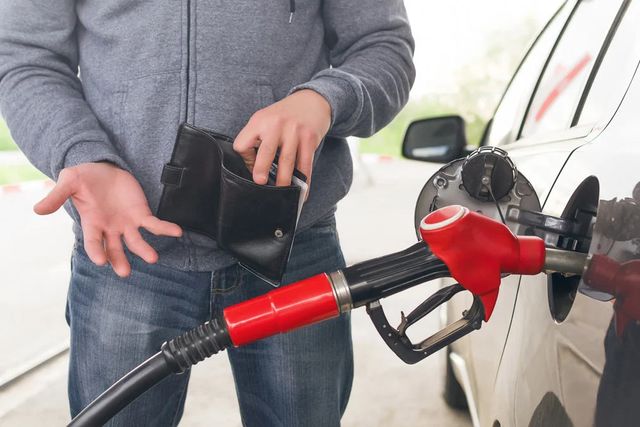 Astăzi benzina este mai ieftină cu doi bani, iar motorina costă cu 11 bani mai puțin