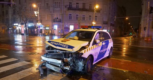 Rendőrautó és taxi ütközött Budapesten, négy embert kórházba vittek