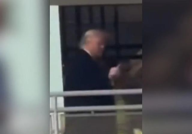 Trump le hace la 'peineta' a un trabajador que le llamó «protector de pedófilos»