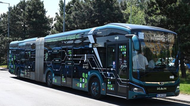 Megérkeztek az első elektromos csuklós buszok a Budapestre