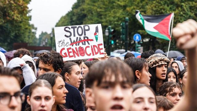 Corteo pro Palestina, scontri tra manifestanti e polizia a Torino