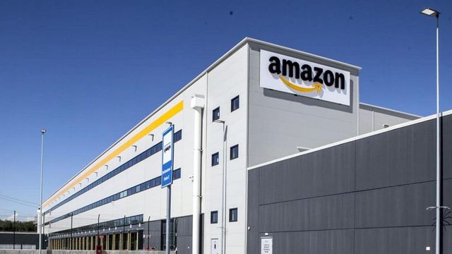 Si dà fuoco davanti allo stabilimento Amazon, il gesto disperato a Torrazza Piemonte