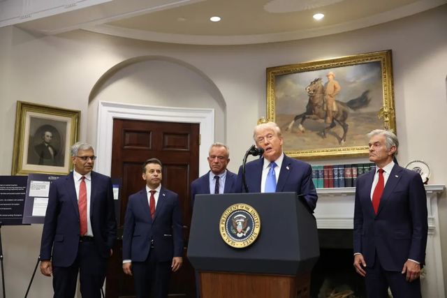 Trump face o legătură între paracetamol și autism și recomandă femeilor însărcinate să nu mai ia medicamentul