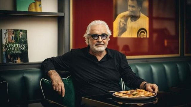 Crazy Pizza di Briatore, nuovo blitz contro i fiori abusivi: in due anni 3.500 euro di multe