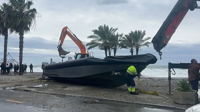 Una narcolancha embiste a una patrullera de Aduanas en Almería