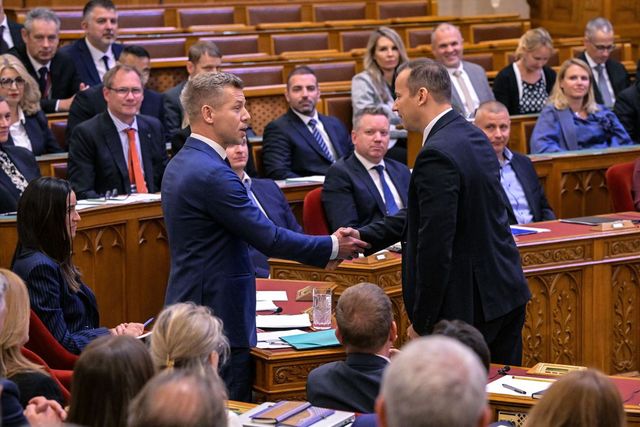 Magyar Péter odalépett Gulyás Gergelyhez