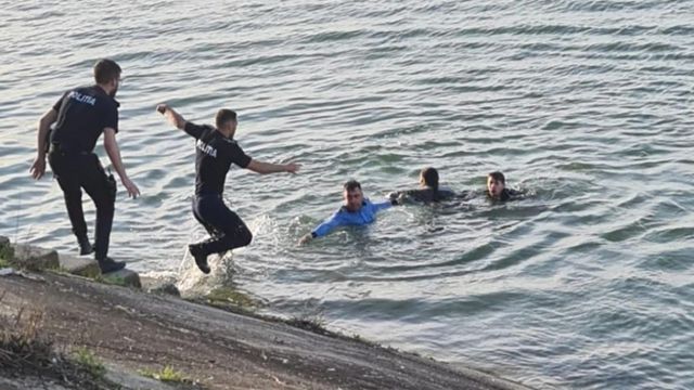 O femeie, salvată în ultimul moment de trei polițiști după ce a încercat să se sinucidă în Lacul Morii