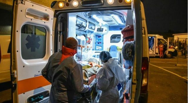 Palermo, braccio fuori dal finestrino si incastra nella ringhiera del tram: arto amputato