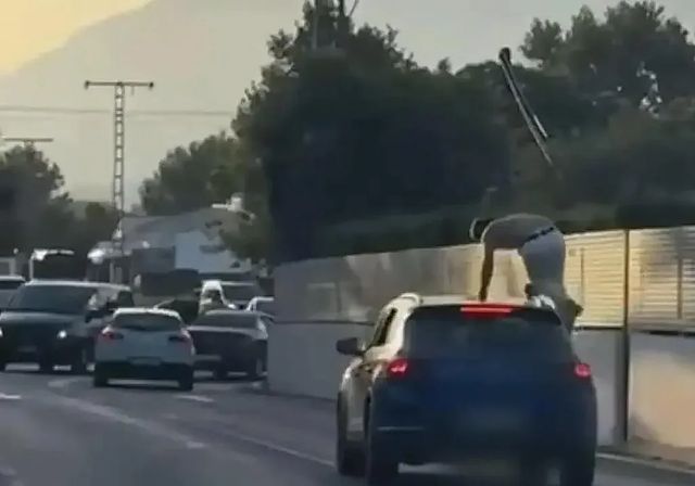 Cazado mientras circulaba con una persona subida al techo del coche por las calles de Jávea