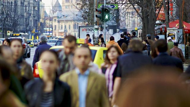 Românii au cea mai mare încredere în pompieri. Politicienii, pe ultimul loc