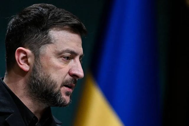 Ucraina, la diretta. Zelensky vede gli inviati Usa: vuole convincerli sul congelamento della linea del fronte