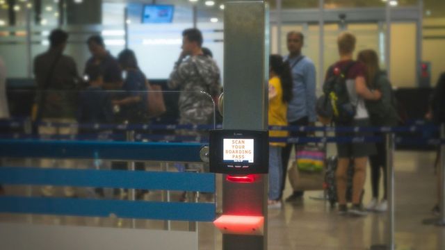Româncă prinsă cu aproape 1,5 kg de heroină în stomac, pe un aeroport din Italia