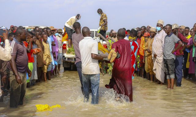 Oltre 100 morti in un naufragio su un fiume in Nigeria