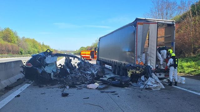 Dálnici D1 u Ostravy zablokovala nehoda kamionu s herbicidy