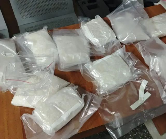 VIDEO Șofer de autocar, reținut după depistarea a aproximativ 6,3 kg de droguri într-un bagaj neînsoțit la vama Leușeni