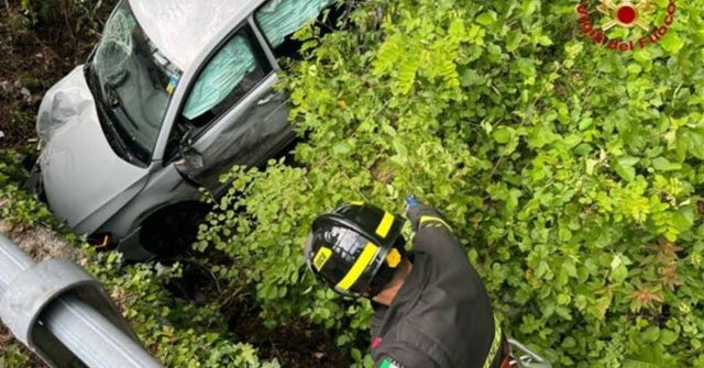 Auto finisce in una scarpata, un morto e tre feriti gravi