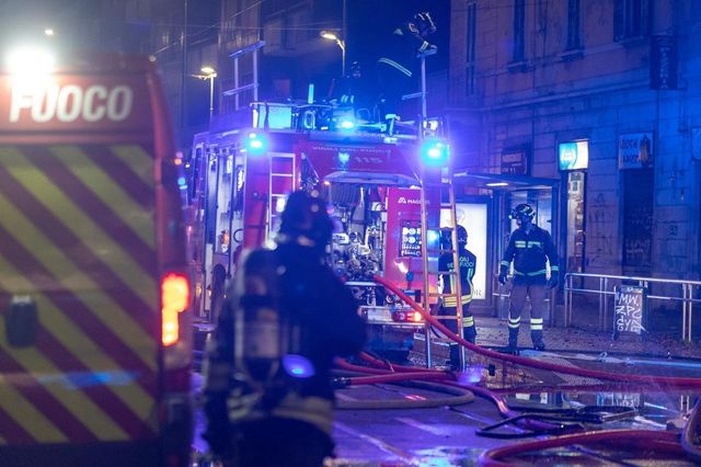 Incendio al commissariato di Albano, distrutte 15 auto della polizia: probabile pista anarchica