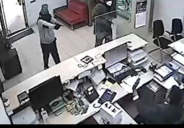 Detenidos dos atracadores por robar 154.000 euros a punta de pistola en un banco en Cáceres