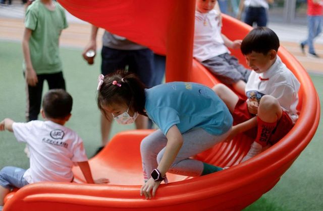 Китай отчете рекордно ниска раждаемост - Труд