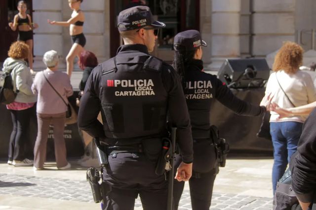La Policía Local de Cartagena sorprende a un hombre robando en el interior de una vivienda