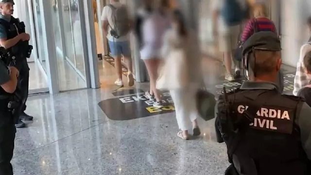 Una pareja se lía a puñetazos durante un vuelo y el hombre es detenido por la Guardia Civil al aterrizar