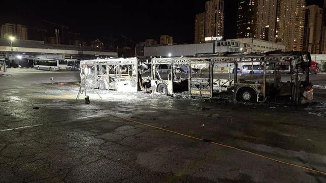 Israel investiga la explosión de tres autobuses vacíos en la periferia de Tel Aviv