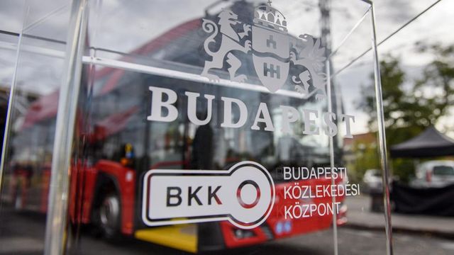 Bilincsben vitték el a BKK jegypénztárait és ügyfélközpontjait takarító cég vezetőit