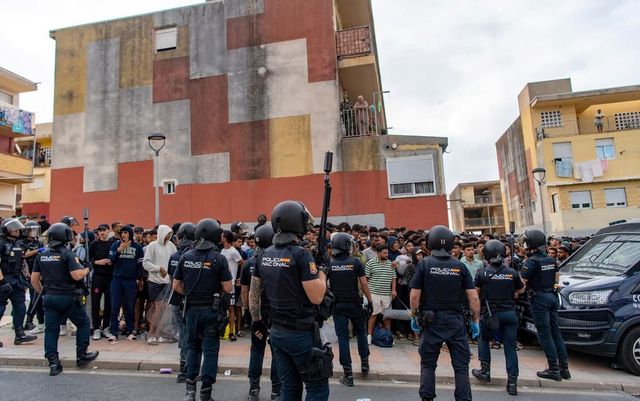 Scontri fra migranti a Ceuta, polizia spara in aria per disperderli