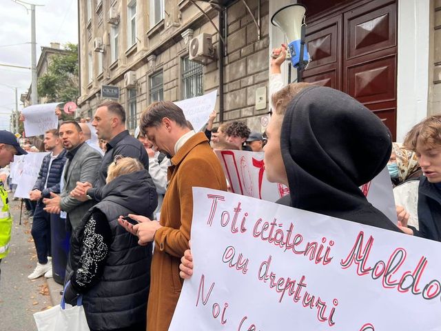 Protest la CEC față de decizia de a deschide doar cinci secții de votare în Rusia