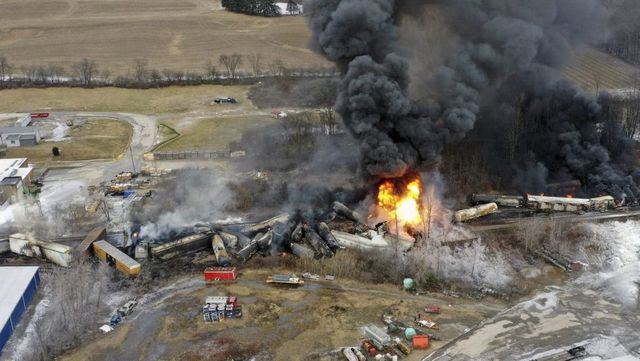 Un tren care transporta o substanță chimică a deraiat și a provocat un incendiu uriaș