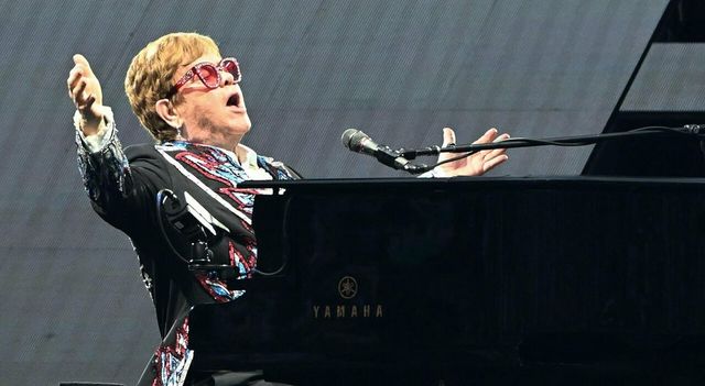Elton John cade nella sua villa a Nizza, ricoverato e poi dimesso dopo un giorno