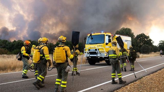 Castilla y León mantiene activos 18 fuegos, 10 graves, con reproducciones por el viento