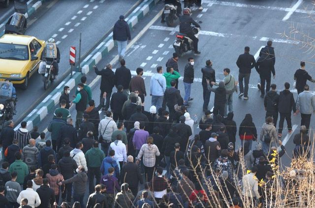 Guardias a bordo de motos reprimen las manifestaciones en Irán contra la crisis y a favor de la libertad