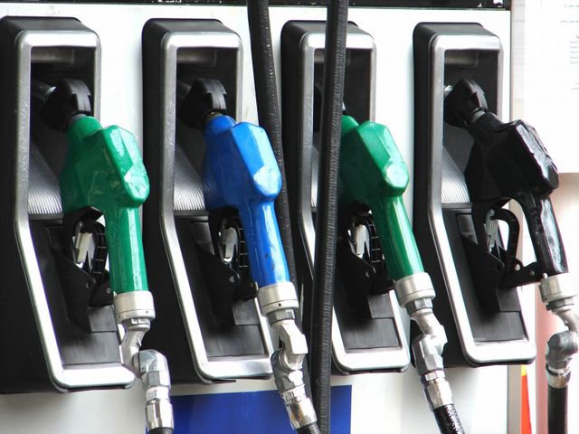 Benzina se ieftinește ușor. Ce se întâmplă cu prețul motorinei
