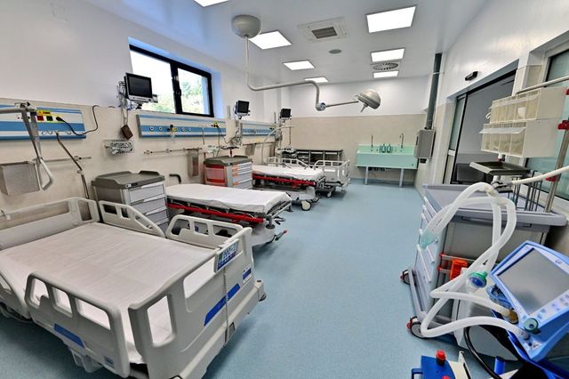 Un pacient cu fractură de claviculă a căzut de pe o targă defectă la Spitalul Județean Ploiești