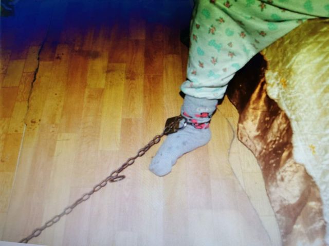 Femeie arestata dupa ce si-a legat nepoata cu un lant de piciorul patului