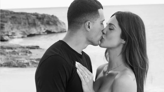 Pedro Porro se casa: el campeón del mundo pide matrimonio a María Hurtado frente al mar