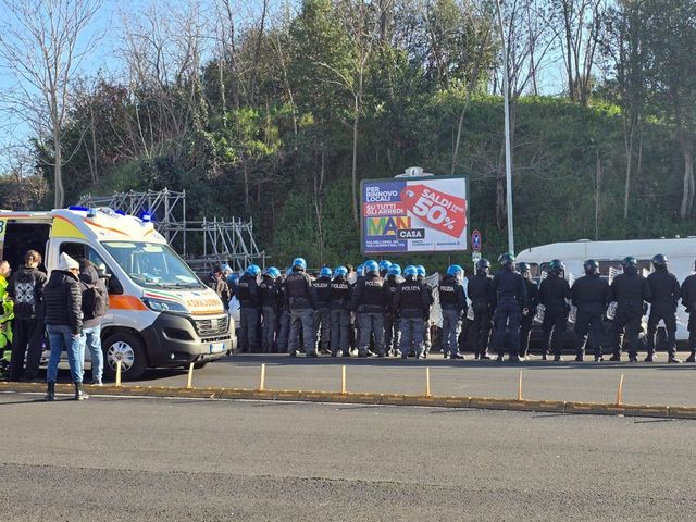 Tensioni durante sgombero Roma,lancio oggetti,10 feriti