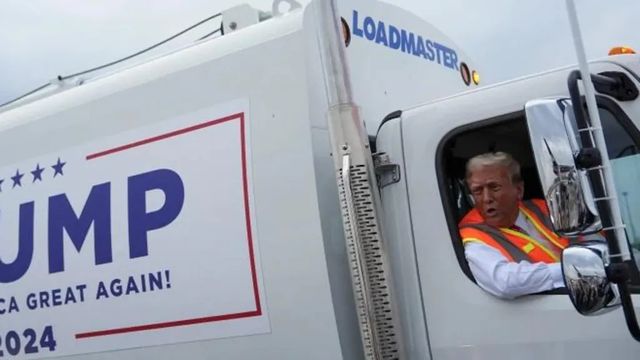 Trump llega a un mitin en un camión de la basura para mofarse de Biden