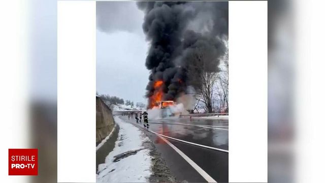 Un autocar în care se aflau aproape 50 de persoane a luat foc pe o șosea în Mureș
