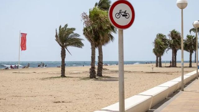 Mueren dos turistas extranjeros ahogados tras intentar salvar a dos niños en en una playa de Guardamar