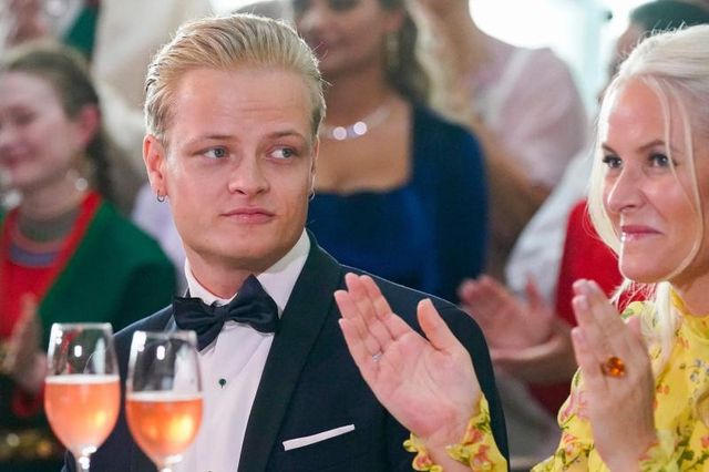 Marius Borg, hijo de la princesa de Noruega, imputado por cuatro violaciones y otros 28 delitos