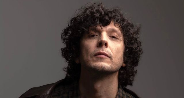 Ermal Meta con il nome di una bimba di Gaza cucito sul vestito