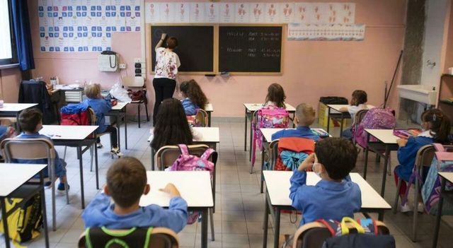 Docente taglia i capelli a due alunne in classe per 'spiegare' un riassunto