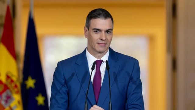 La Junta Electoral multa a Sánchez por apoyar a Illa con el lema del PSC en una rueda de prensa