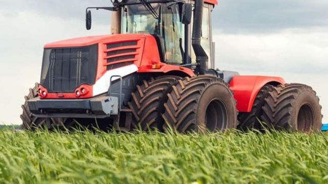 Peste 500 de fermieri primesc bani pentru a-și cumpăra tractoare sau utilaje agricole noi