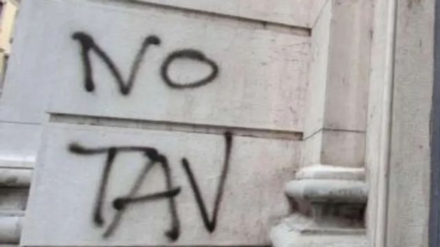 Tensioni in Valle Susa durante corteo No Tav, assedio al cantiere di Chiomonte