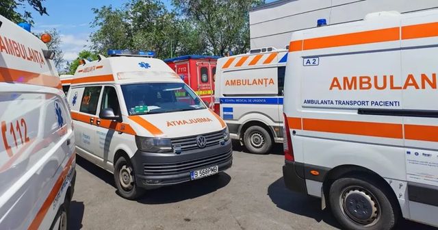 Două persoane, rănite după ce o ambulanță a intrat într-un gard, în București